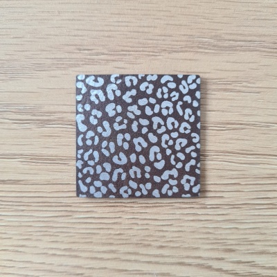 Leoprint Nählabel 4×4 cm – vegan, handmade, Schnuckidu® Kunstleder Braun/Silber