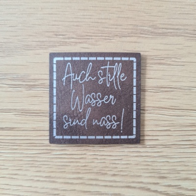 „Auch stille Wasser sind nass“ Nählabel 4×4 cm – vegan, handmade, Schnuckidu® Kunstleder Braun/Silber