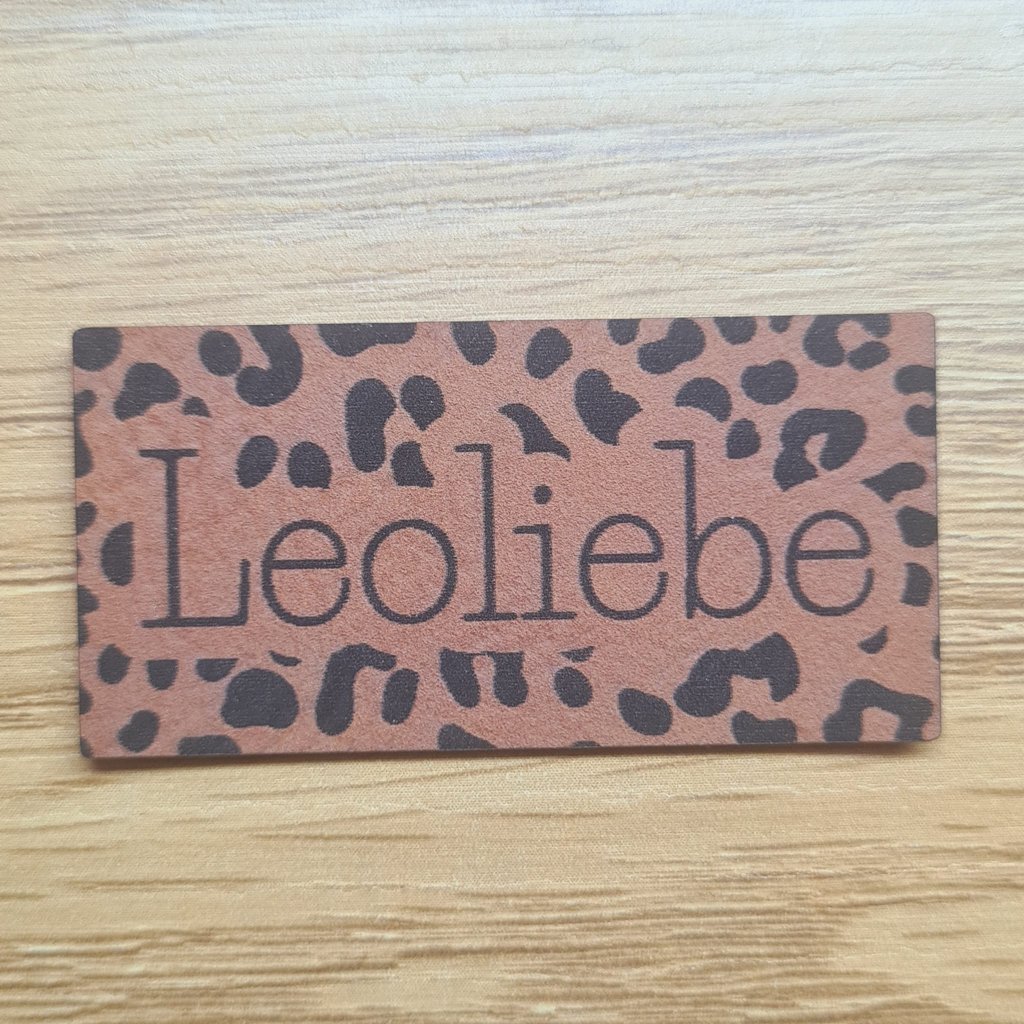 Rechteckiges braunes Kunstleder-Label mit dem Schriftzug „Leoliebe“, ca. 5 x 2,5 cm, veganes Leder-Patch für Animal-Print-Liebhaber, laser-graviert bei Schnuckidu