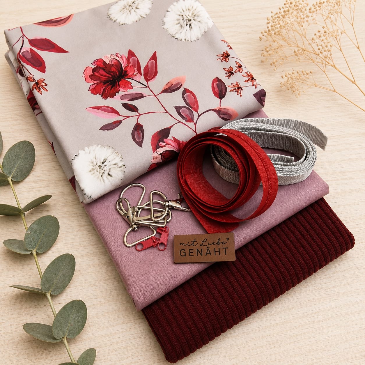 Schnuckidu Stoffpaket Taschenpaket Red Dandelion mit floralem Softshell, Uni Webware in Altrosa, bordeauxrotem Breitcord, hellgrauem Gurtband, silbernem Zubehör und Kunstlederlabel Mit Liebe genäht.