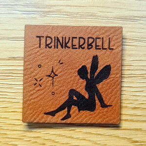 „Trinkerbell“ Nählabel 4×4 cm – vegan, handmade, Schnuckidu® Kunstleder Braun