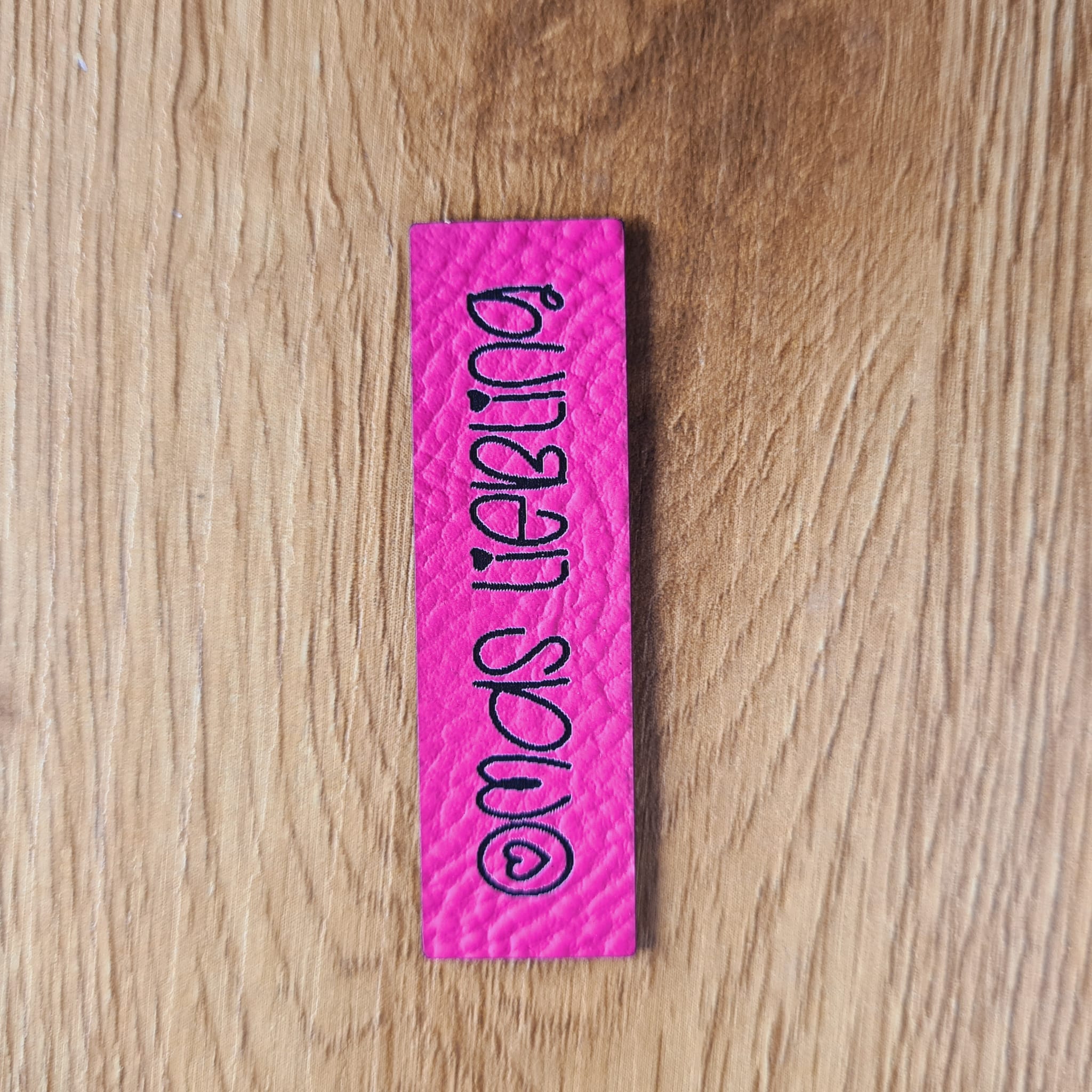Schmales neon-pinkes Kunstleder-Label mit dem Schriftzug „Omas Liebling“, ca. 5 x 1,84 cm, veganes Leder-Patch für Enkelkinder-Kleidung, laser-graviert bei Schnuckidu