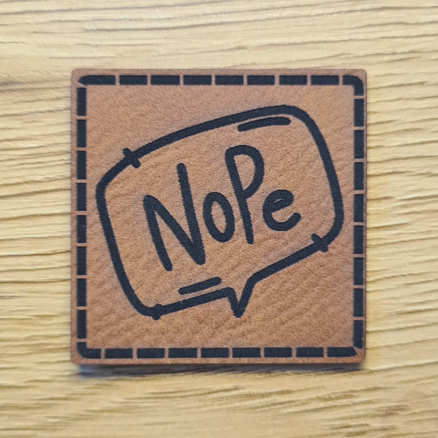 „Nope“ Nählabel 4×4 cm – vegan, handmade, Schnuckidu® Kunstleder Braun/Schwarz