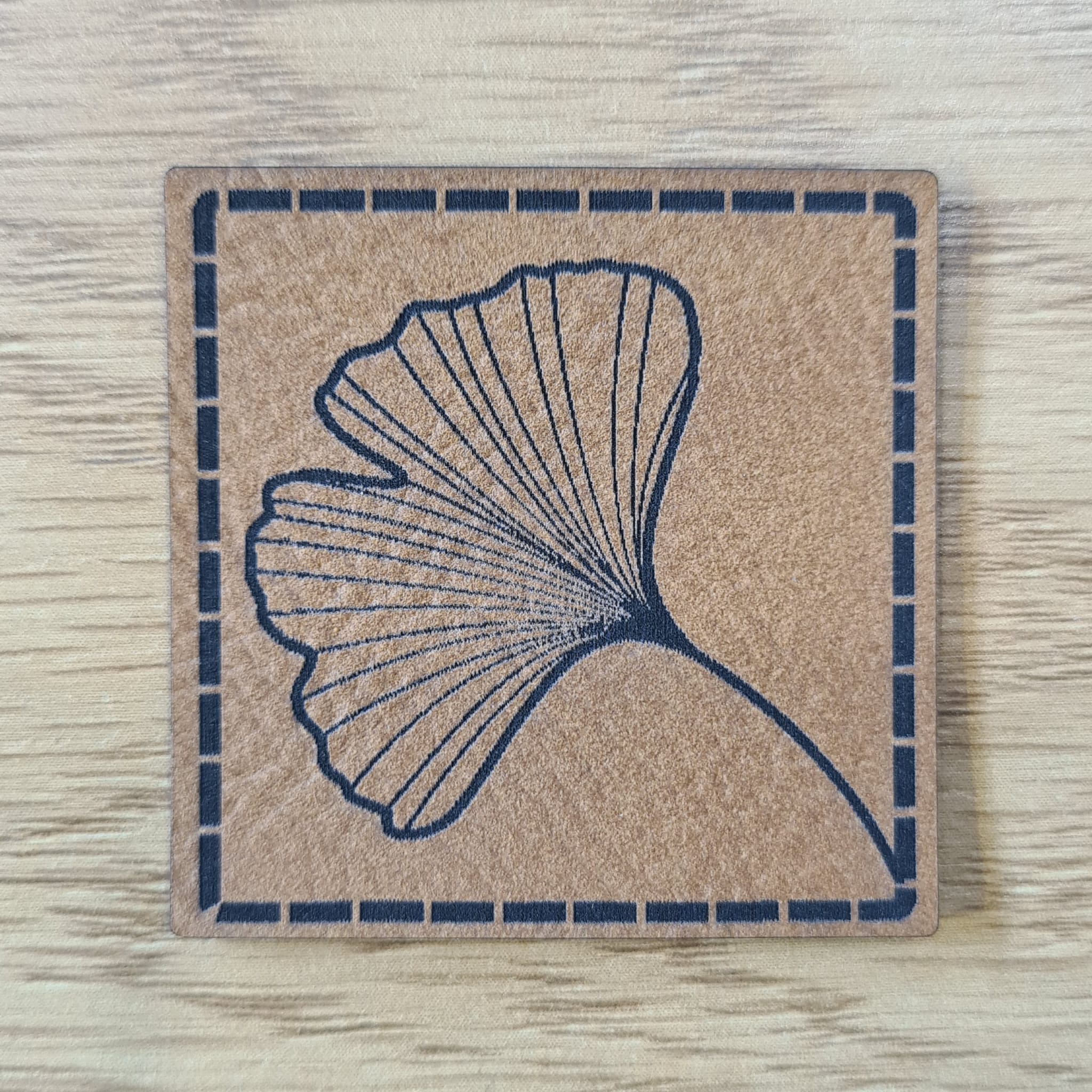 „Ginkgo“ Nählabel 4×4 cm – vegan, handmade, Schnuckidu® Kunstleder Braun