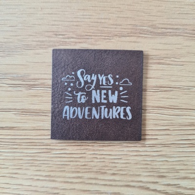 „Say yes to new adventures“ Nählabel 4×4 cm – vegan, handmade, Schnuckidu® Kunstleder Braun/Silber