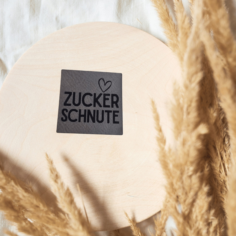 "Zuckerschnute" Nählabel 4×4 cm – vegan, handmade, Schnuckidu® Kunstleder Grau
