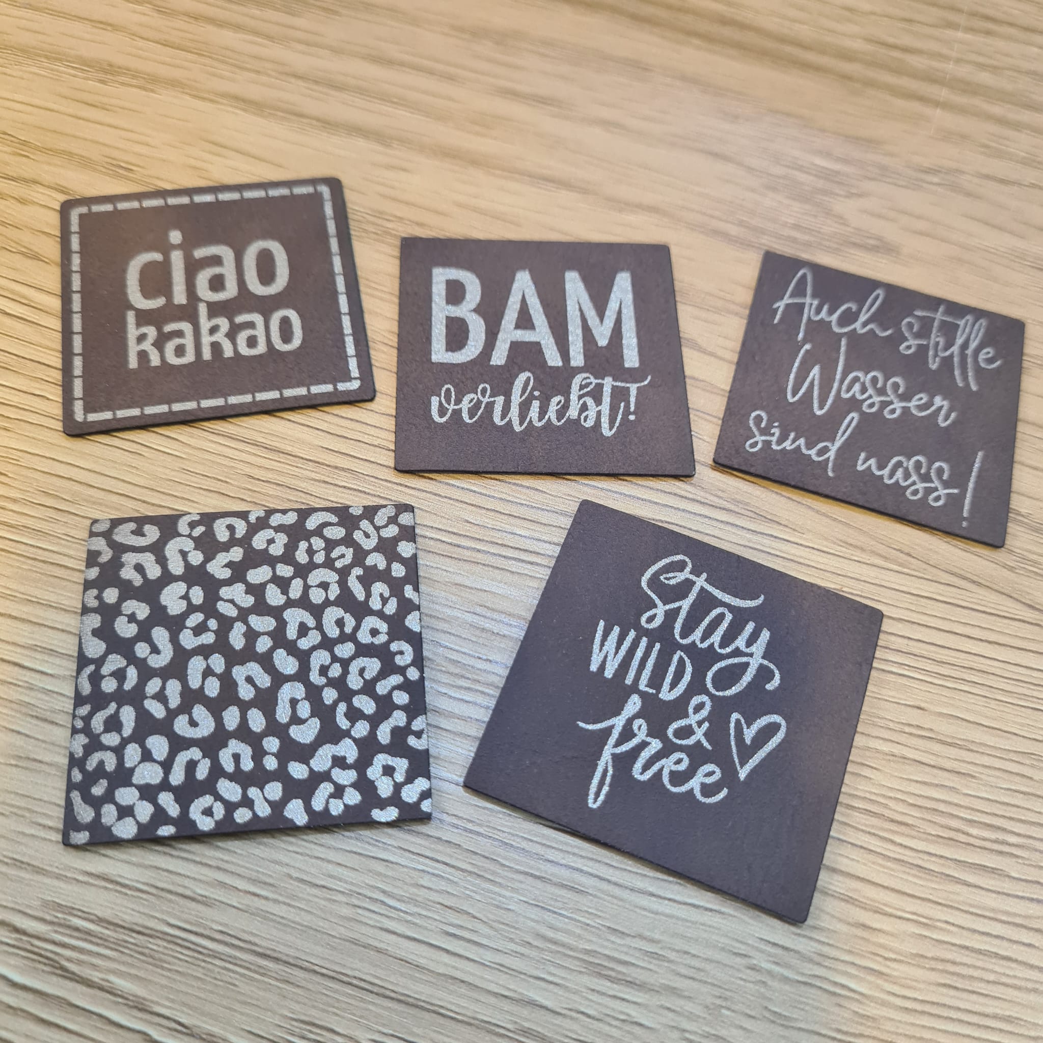 Schnuckidu  - Kunstleder Label - vegan - Braun/Gold - 5 Stück - 4x4cm