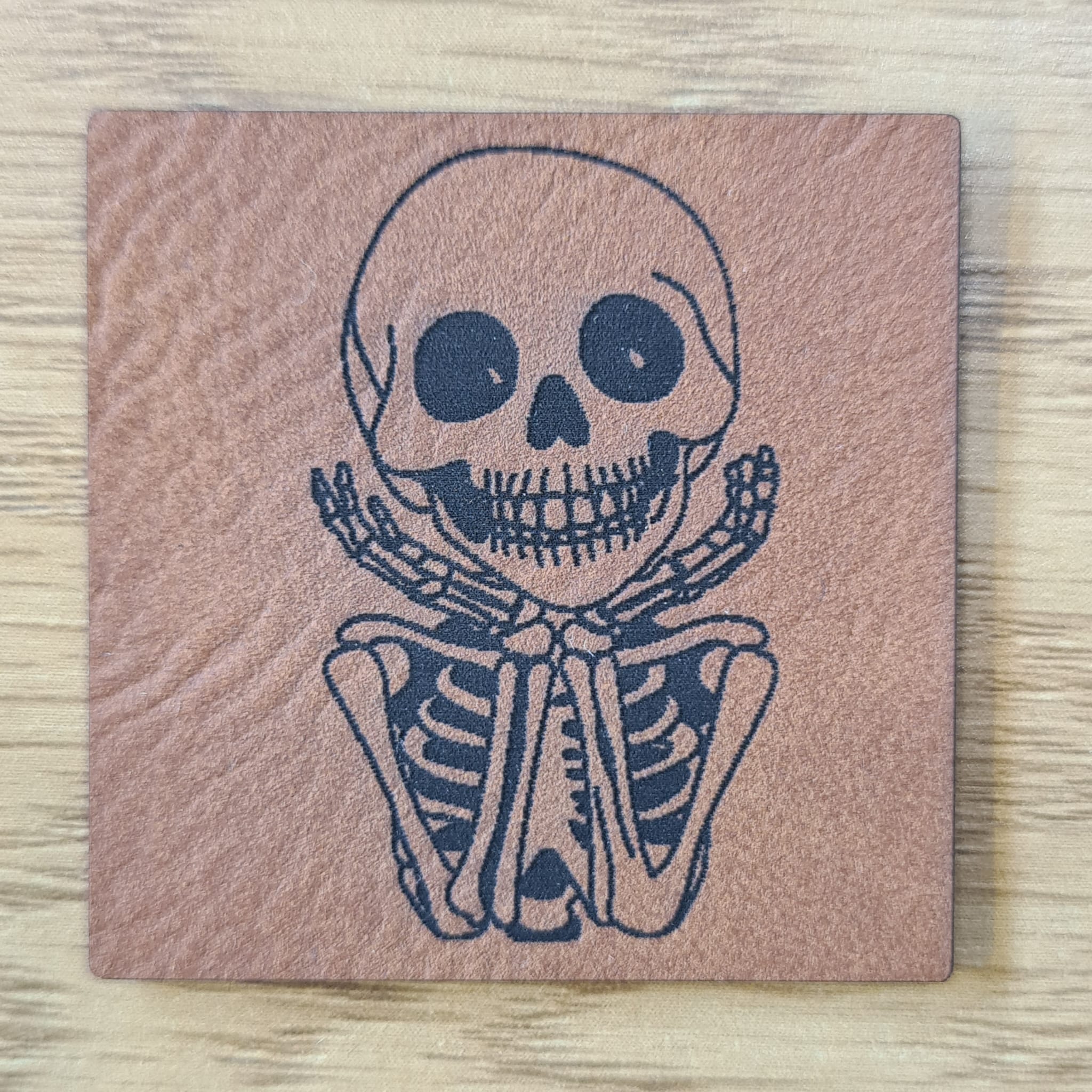 „Skelett“ Nählabel 4×4 cm – vegan, handmade, Schnuckidu® Kunstleder Braun