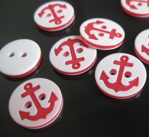Kleine maritime 2-Loch-Knöpfe in Weiß mit rotem Anker-Motiv, 3 mm Durchmesser, ideal für Puppenkleidung, Scrapbooking und feine Näharbeiten.