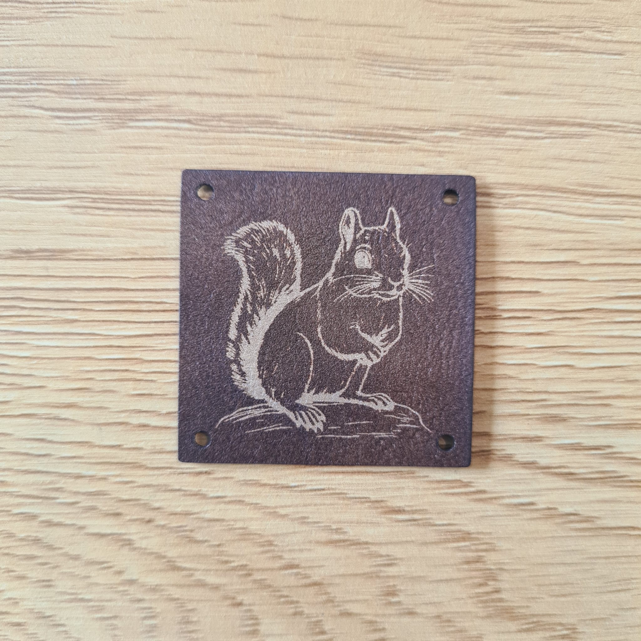 „Eichhörnchen“ Nählabel 4×4 cm zum Geburtstagspreis – vegan, handmade, Schnuckidu® Kunstleder Braun/Gold