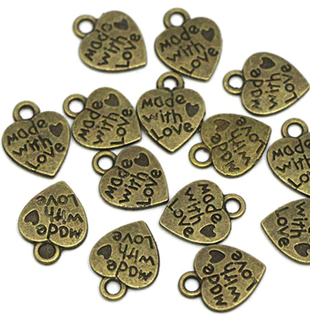 Kleiner Schmuck-Anhänger in Bronze mit „Made with love“ Prägung, 10x12 mm, aus nicht magnetischem Metall, ideal für Charms, Armbänder und Handmade-Labels.