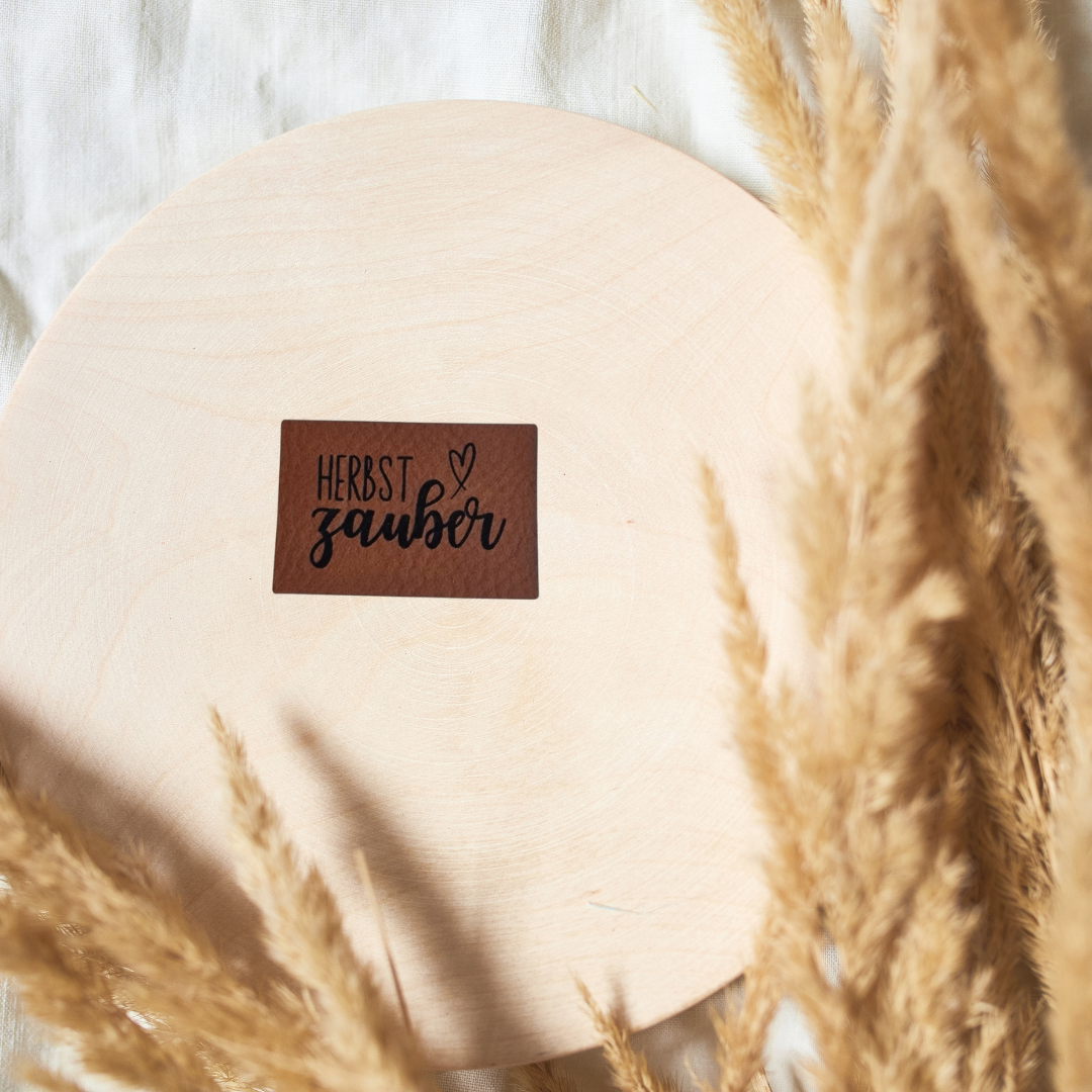 Großzügiges braunes Kunstleder-Label mit dem Schriftzug „Herbstzauber“, ca. 5,5 x 3,7 cm, veganes Leder-Patch mit herbstlichem Motiv, laser-graviert bei Schnuckidu