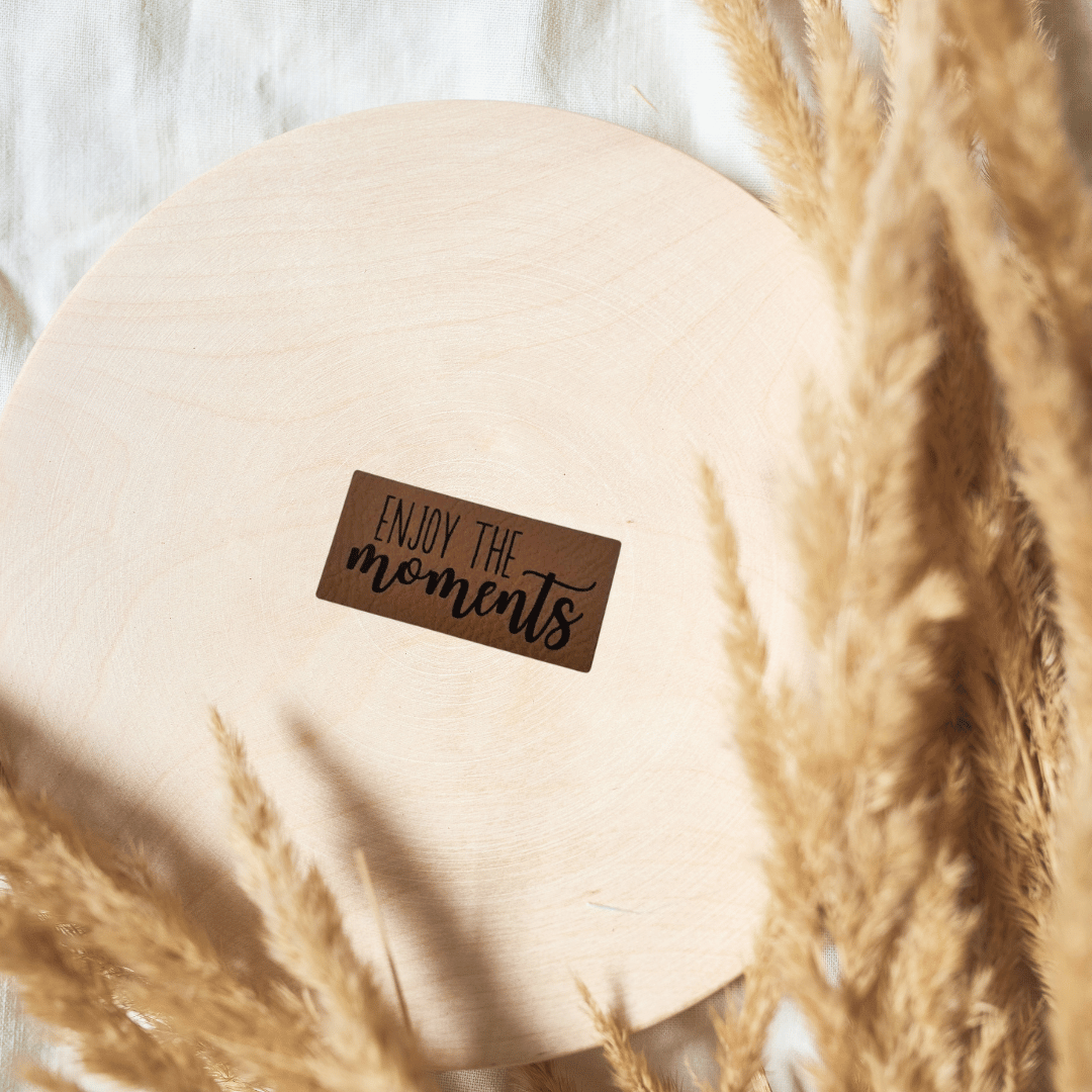 Kunstleder-Label „Enjoy the Moments“, 2,4 x 5 cm, edles Patch für Handmade-Mode, vegan, laser-graviert bei Schnuckidu, in Braun oder Schwarz