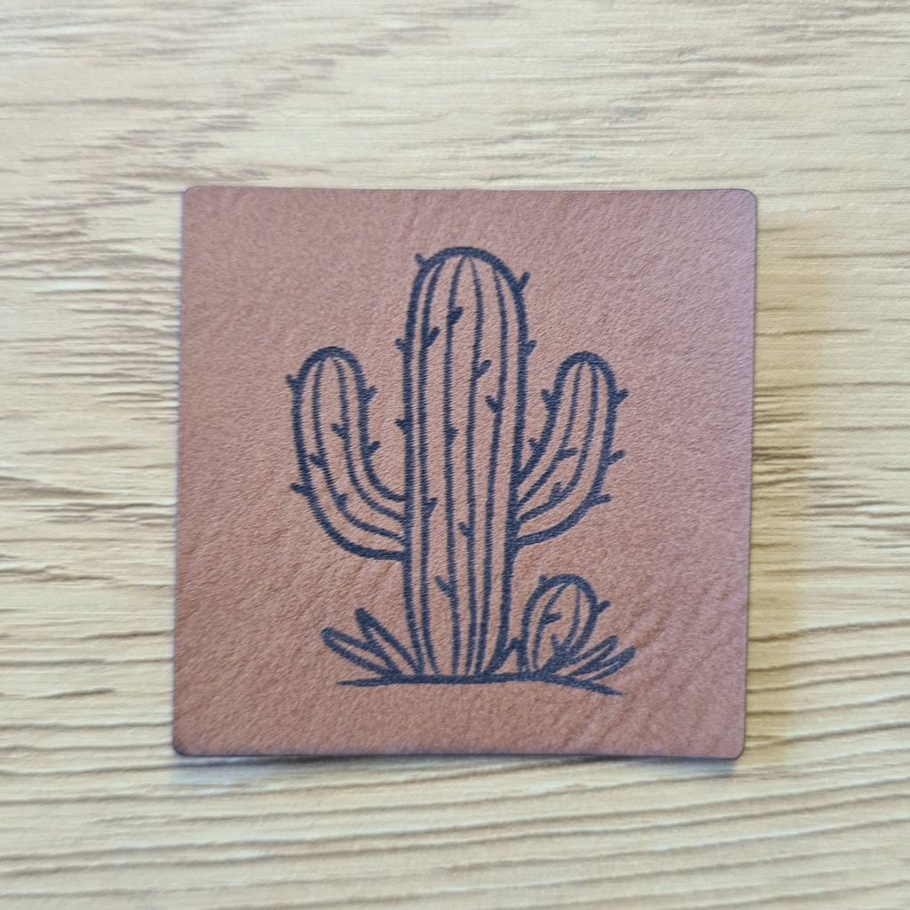 Quadratisches braunes Kunstleder-Label mit einem detailreichen Kaktus-Motiv, 4 x 4 cm, veganes Nählabel im rustikalen Echtleder-Look für Kleidung und Taschen, laser-graviert bei Schnuckidu.