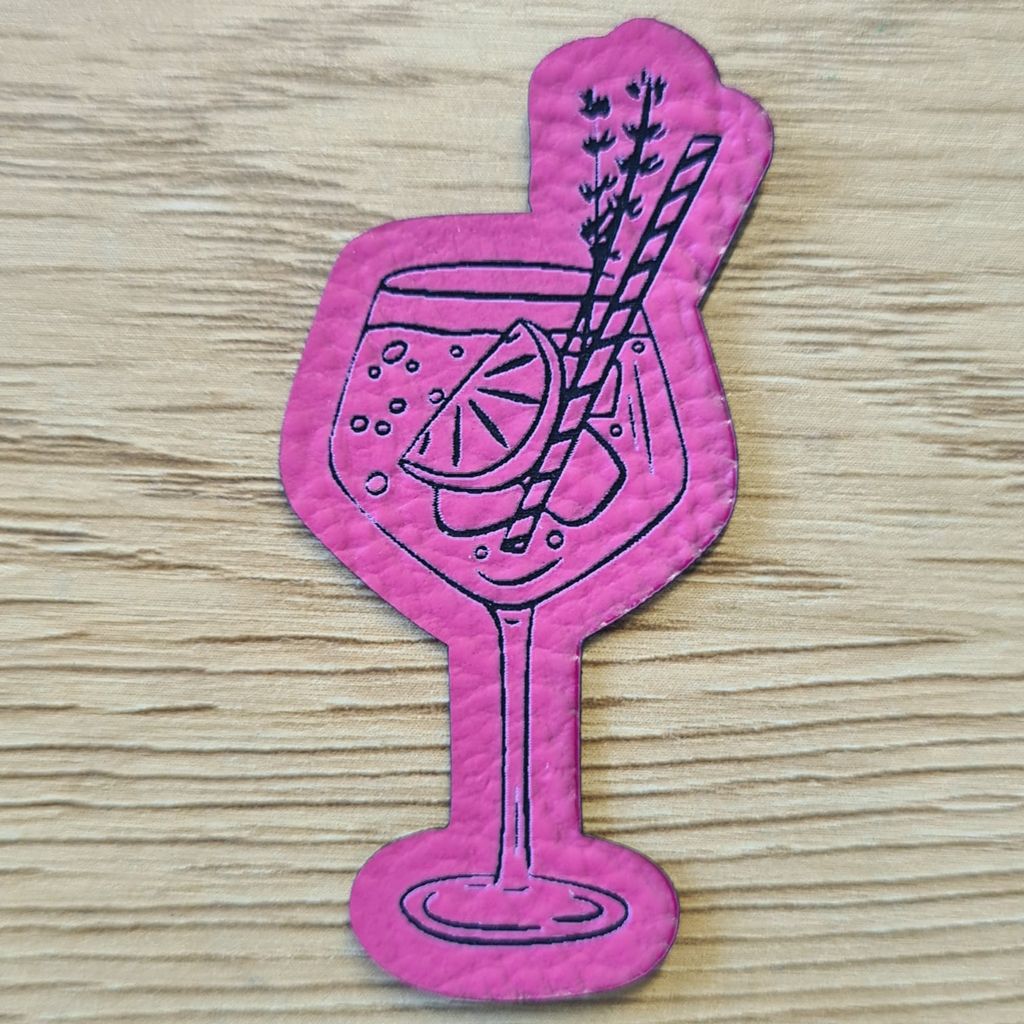 Pinkes Kunstleder-Nählabel in Freiform als Cocktailglas, 2,3 x 5,6 cm, veganes Patch für Partykleidung und Sommer-Accessoires, laser-graviert bei Schnuckidu