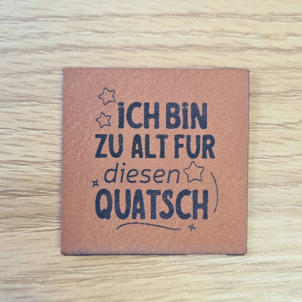 Quadratisches braunes Kunstleder-Label mit dem Spruch „Ich bin zu alt für diesen Quatsch“, ca. 4 x 4 cm, veganes Leder-Patch mit Humor, laser-graviert bei Schnuckidu