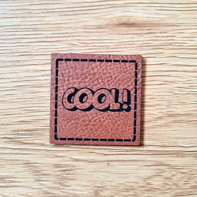 Kunstleder-Label „COOL!“, 4 x 4 cm, lässiges Patch für Streetwear, vegan, laser-graviert bei Schnuckidu, in Braun oder Schwarz
