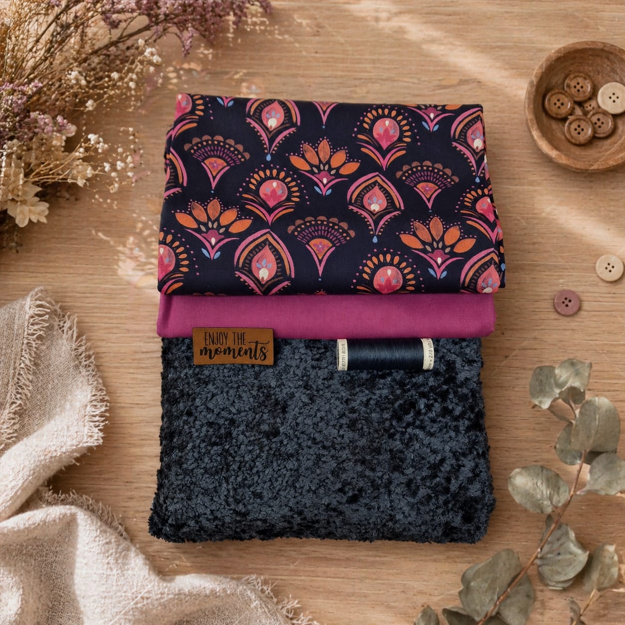 Stoffpaket Bohemian mit gemusterter Webware, unifarbener Webware, Chenille, Nähgarn und Kunstlederlabel "Enjoy the moments" von Schnuckidu
