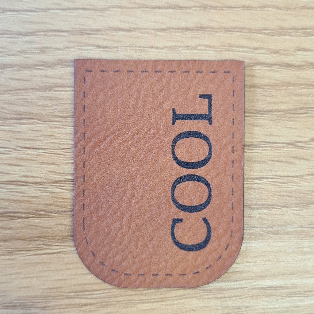 Braunes Kunstleder-Kordelende mit dem Schriftzug „COOL“ und dekorativem Rand, zum Zusammennähen für Hoodies & Jacken, veganes Leder-Finish von Schnuckidu