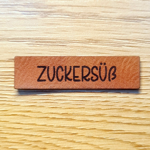 „Zuckersüß“ Nählabel 5×1,3 cm – vegan, handmade, Schnuckidu® Kunstleder Braun