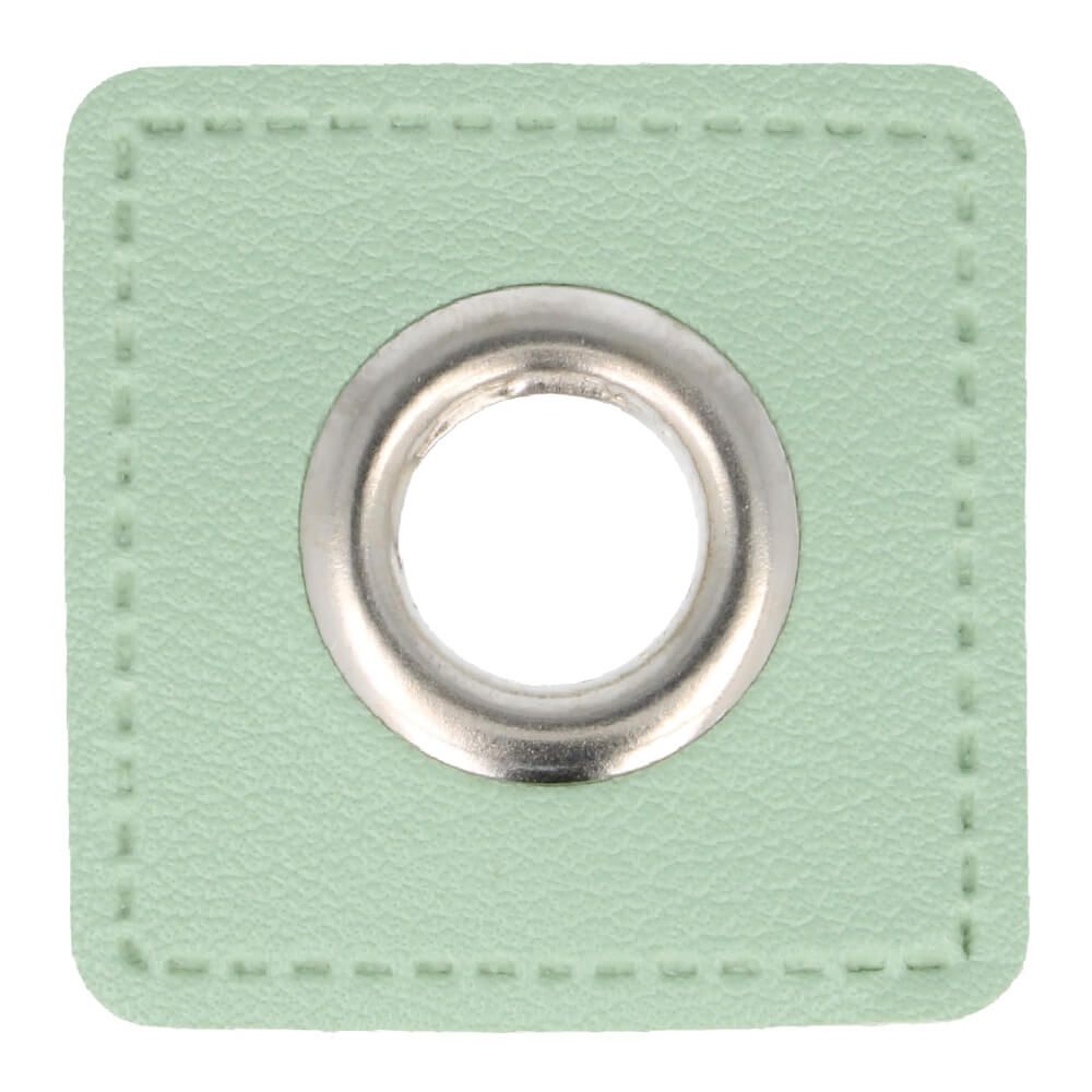 Kleiner quadratischer Kunstleder Ösen-Patch in Hellgrün mit 8mm Silber-Öse, 27x27mm Außenmaß, ideal für Hoodies, Kordeln und farbenfrohe Handmade-Details.