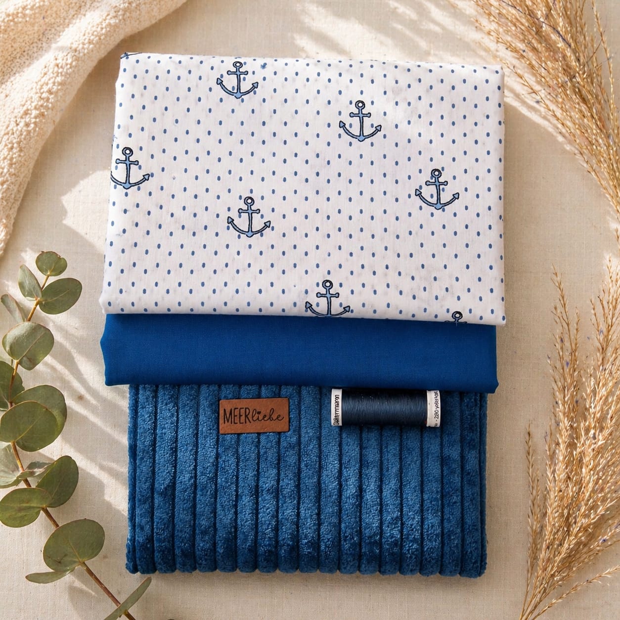 Stoffpaket Meerliebe mit Anker-Webware, blauem Cord Wanja, passendem Garn und Kunstlederlabel von Schnuckidu