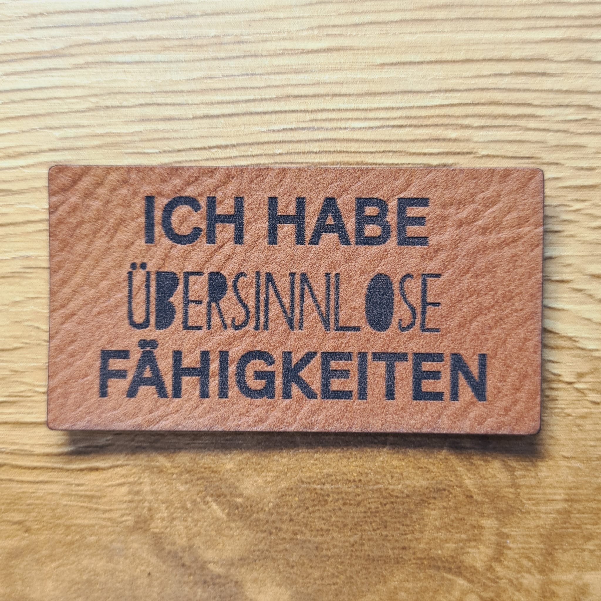 „Ich habe übersinnlose Fähigkeiten“ Nählabel 5×2,6 cm – vegan, handmade, Schnuckidu® Kunstleder Braun