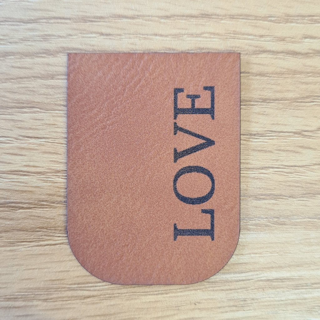Braunes Kunstleder-Kordelende mit dem Schriftzug „LOVE“, ohne Rand, zum Zusammennähen für 8mm Kordeln, veganes Leder-Finish von Schnuckidu