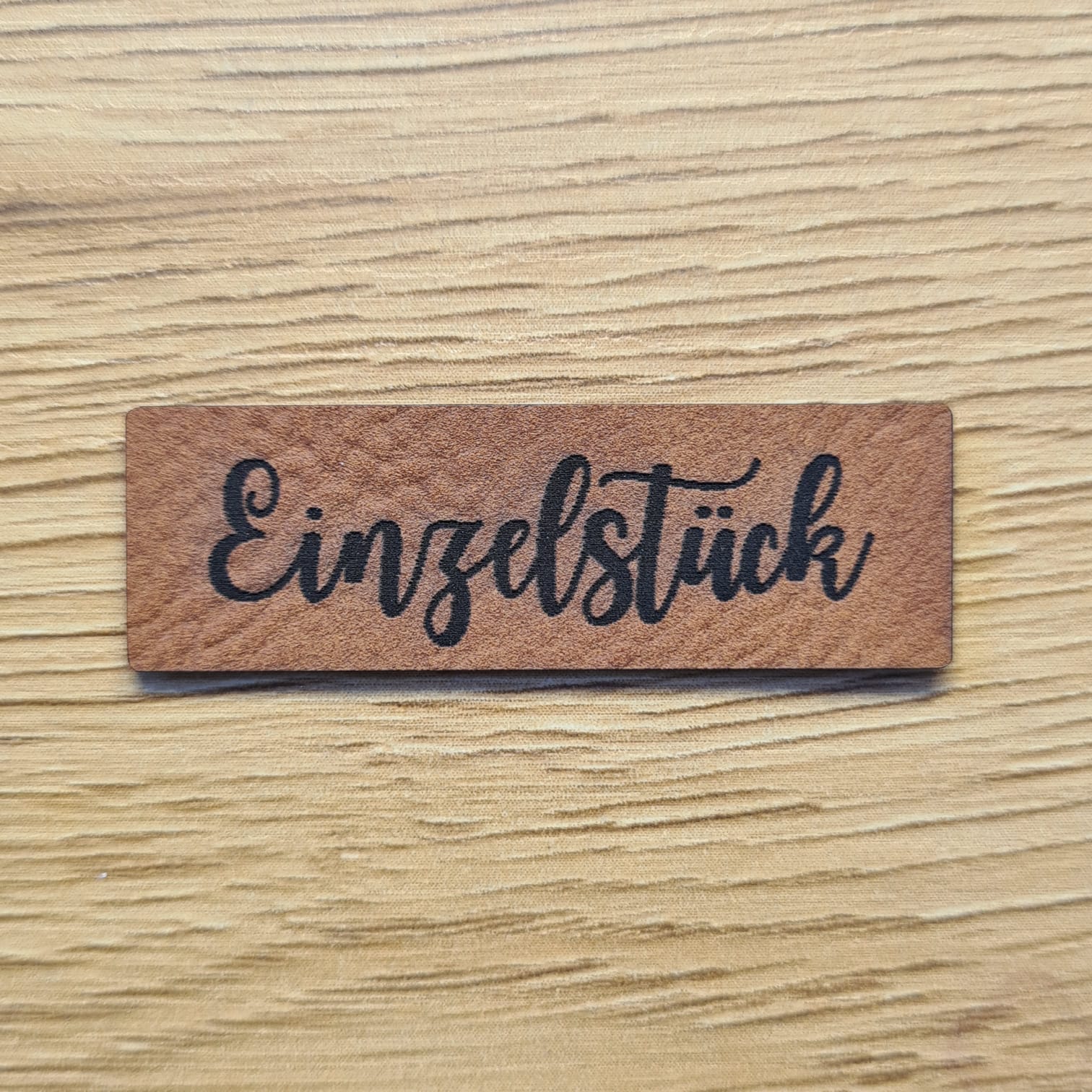 „Einzelstück“ Nählabel 4,5cm x 1,5cm – vegan, handmade, Schnuckidu® Kunstleder Braun/Schwarz
