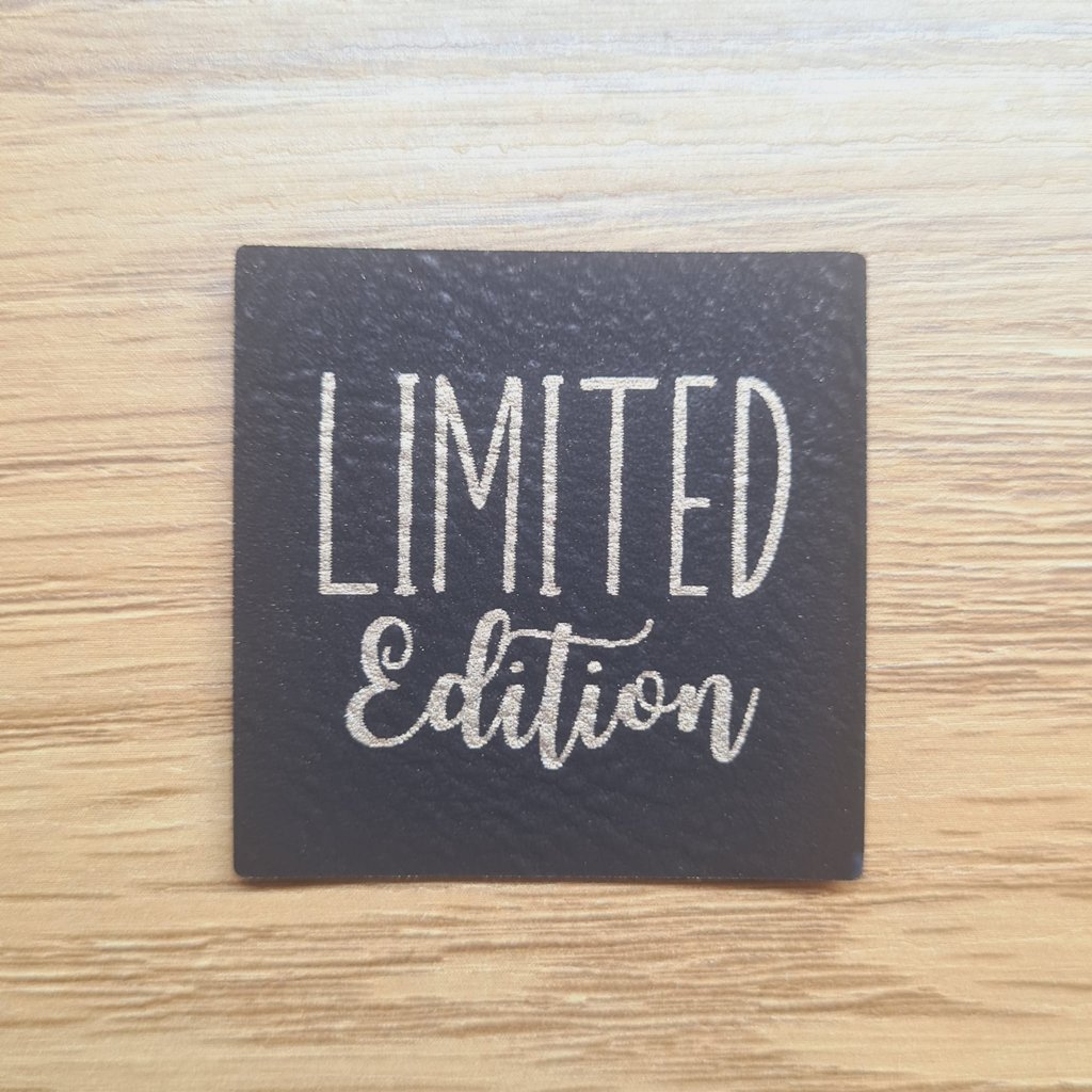 Quadratisches schwarzes Kunstleder-Label mit goldener Schrift „Limited Edition“, ca. 4 x 4 cm, veganes Leder-Patch mit edler Metallic-Prägung, laser-graviert bei Schnuckidu