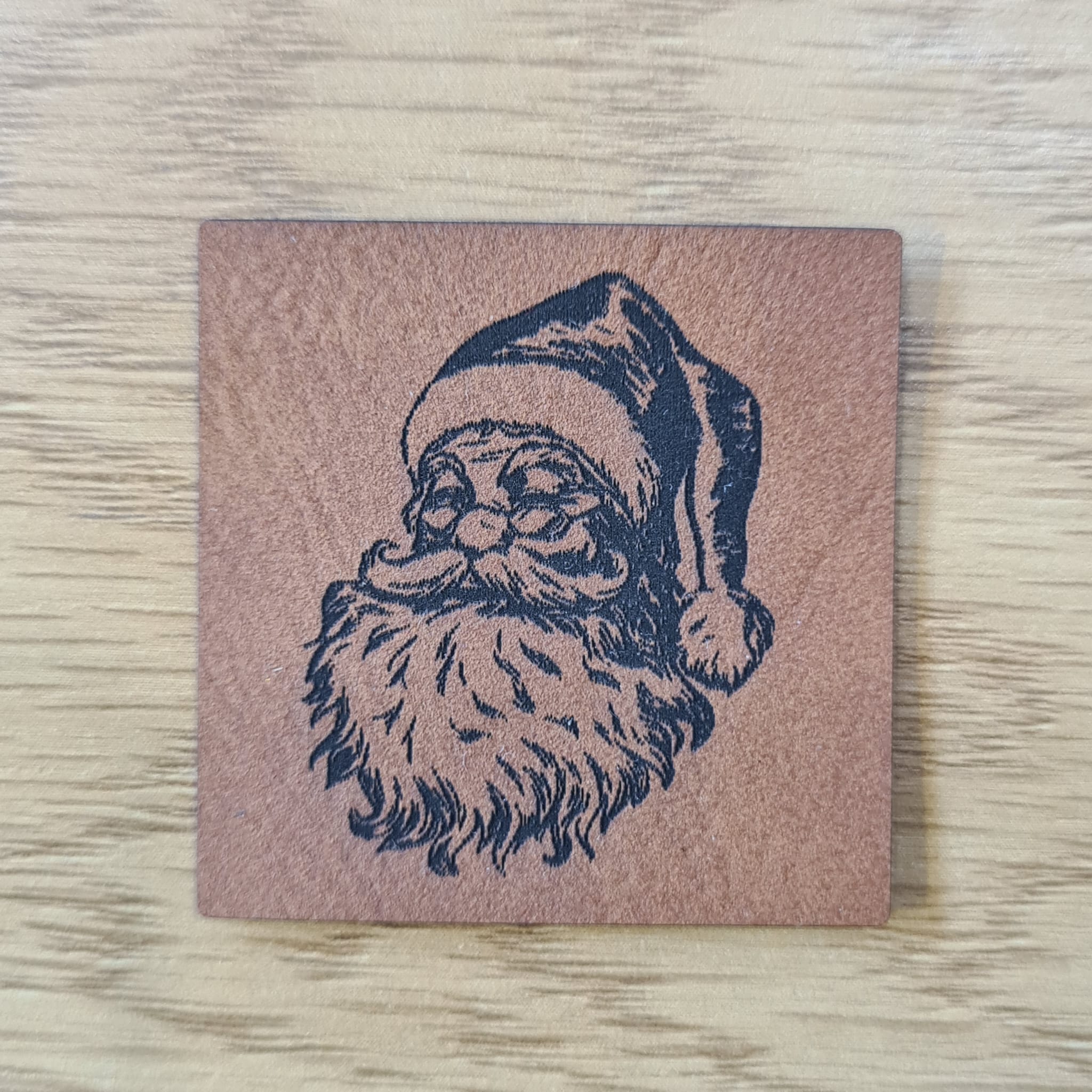 „Weihnachtsmann“ Nählabel 4×4 cm – vegan, handmade, Schnuckidu® Kunstleder Braun