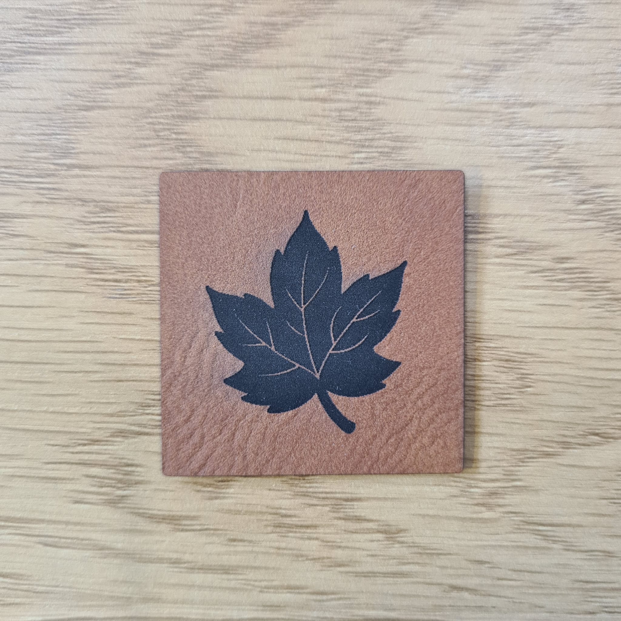 „Herbstblatt“ Nählabel 4×4 cm – vegan, handmade, Schnuckidu® Kunstleder Braun