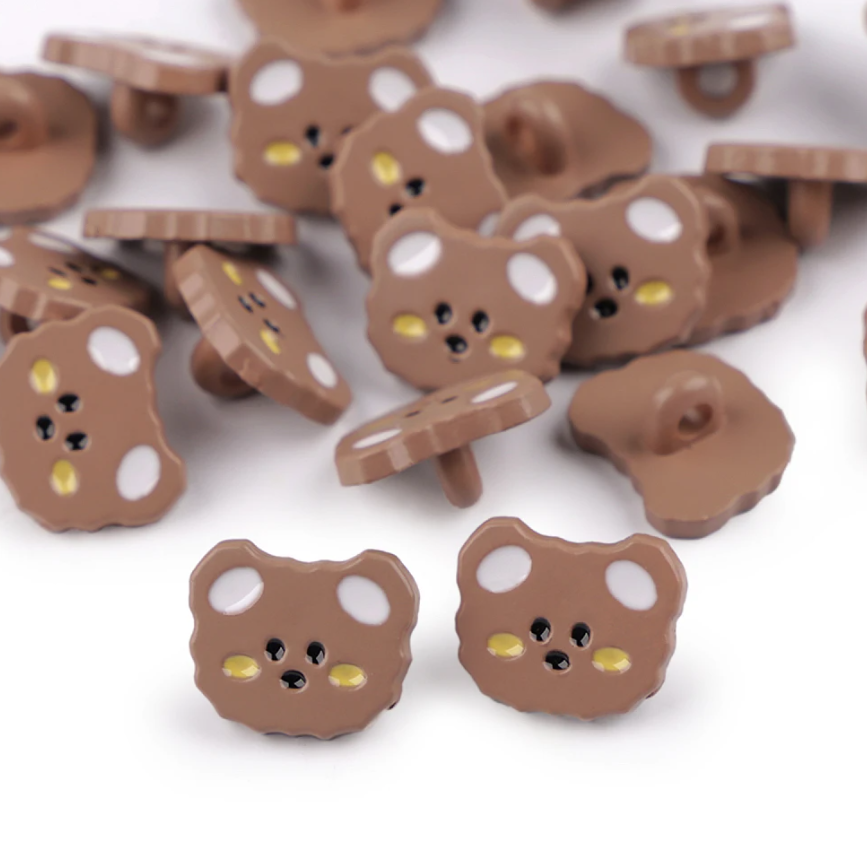 Brauner Motivknopf in Bärchenform mit rückseitiger Öse, 14,5 mm Durchmesser, ideal für Baby-Strickjacken, Kinderkleidung und Bastelprojekte.