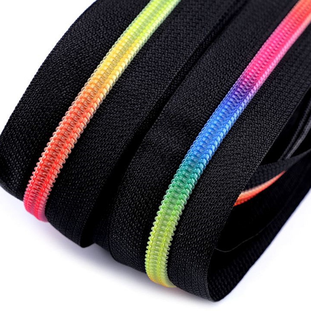 Endlosreißverschluss 6mm aus Plastik in Schwarz mit Multicolor-Regenbogeneffekt – Breiter Spiralreißverschluss für Taschen und Rucksäcke. Meterware ohne Schieber.