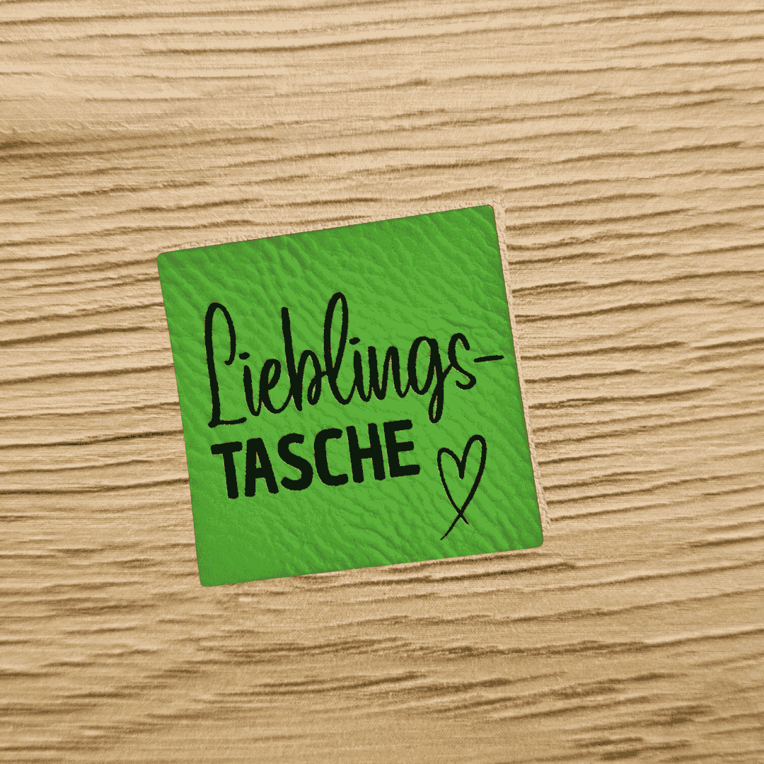 Knalliges neongrünes Kunstleder-Label mit Gravur „Lieblingstasche“, ca. 4x4 cm, veganes Leder-Patch für Taschenprojekte, laser-graviert in Herzberg.