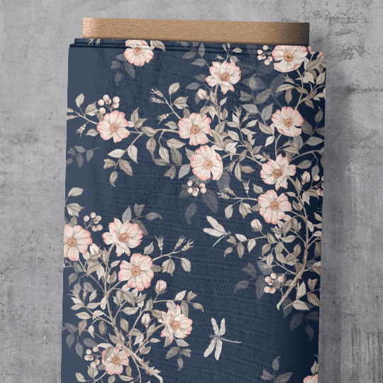 Dunkelblauer Kinderstoff mit einem dichten, farbenfrohen Allover-Muster aus kleinen, verspielten Blumen in Weiß, Rosa, Gelb und Orange.
