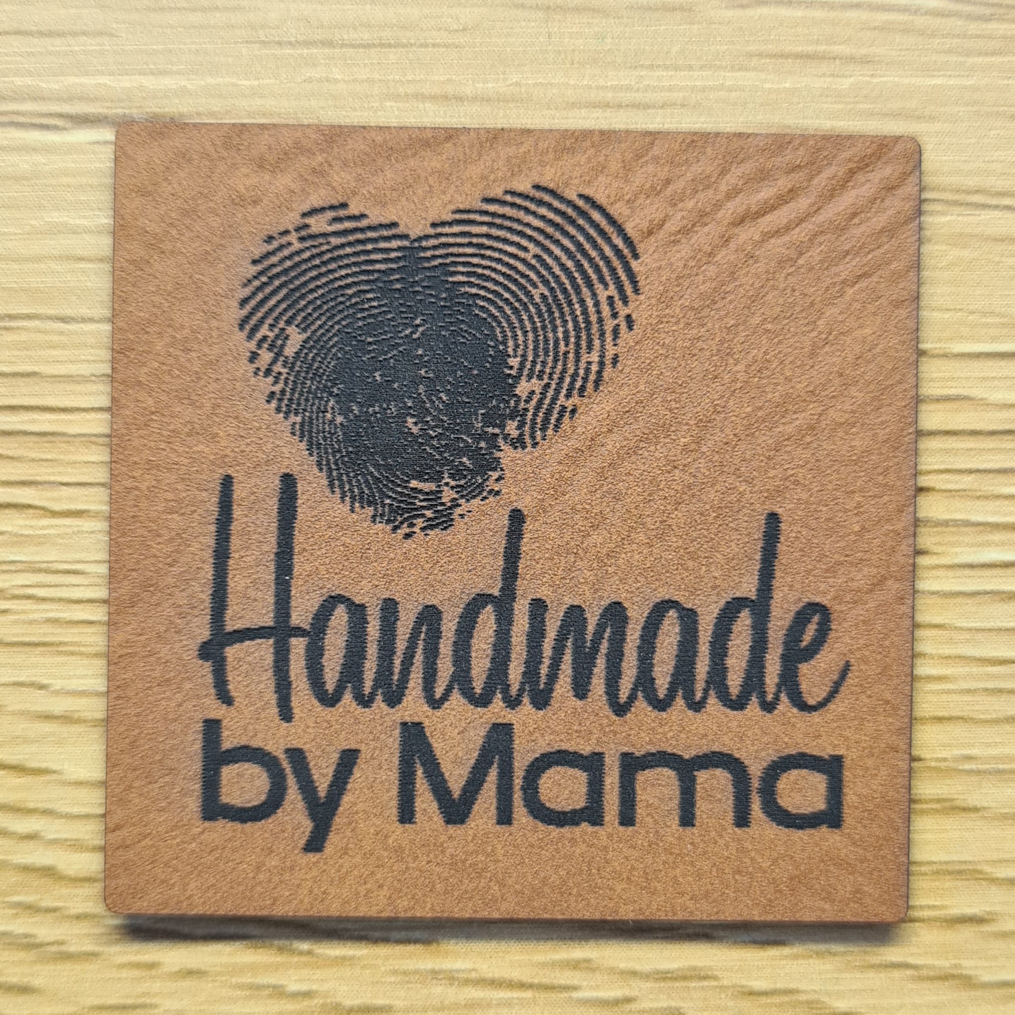 „Handmade by Mama“ Nählabel 4 x 4 cm – vegan, handmade, Schnuckidu® Kunstleder Label Braun
