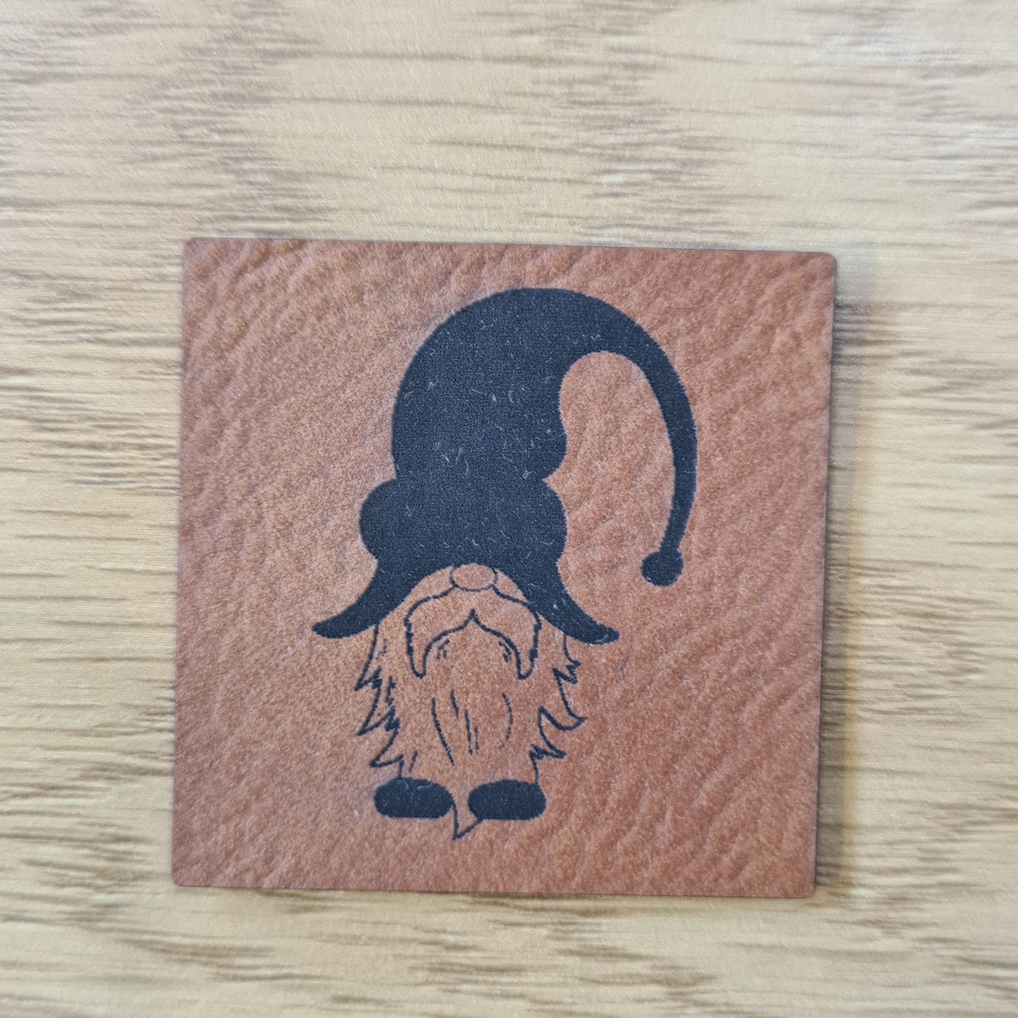„Wichtel“ Nählabel 4×4 cm – vegan, handmade, Schnuckidu® Kunstleder Braun