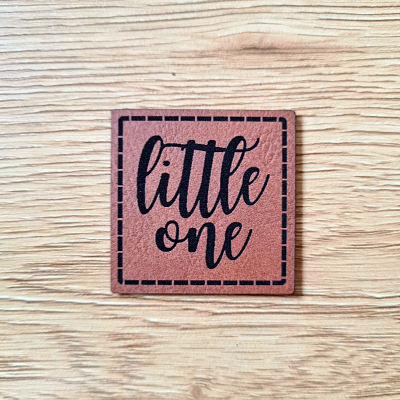 „Little one“ Nählabel 4×4 cm – vegan, handmade, Schnuckidu® Kunstleder Braun/Schwarz