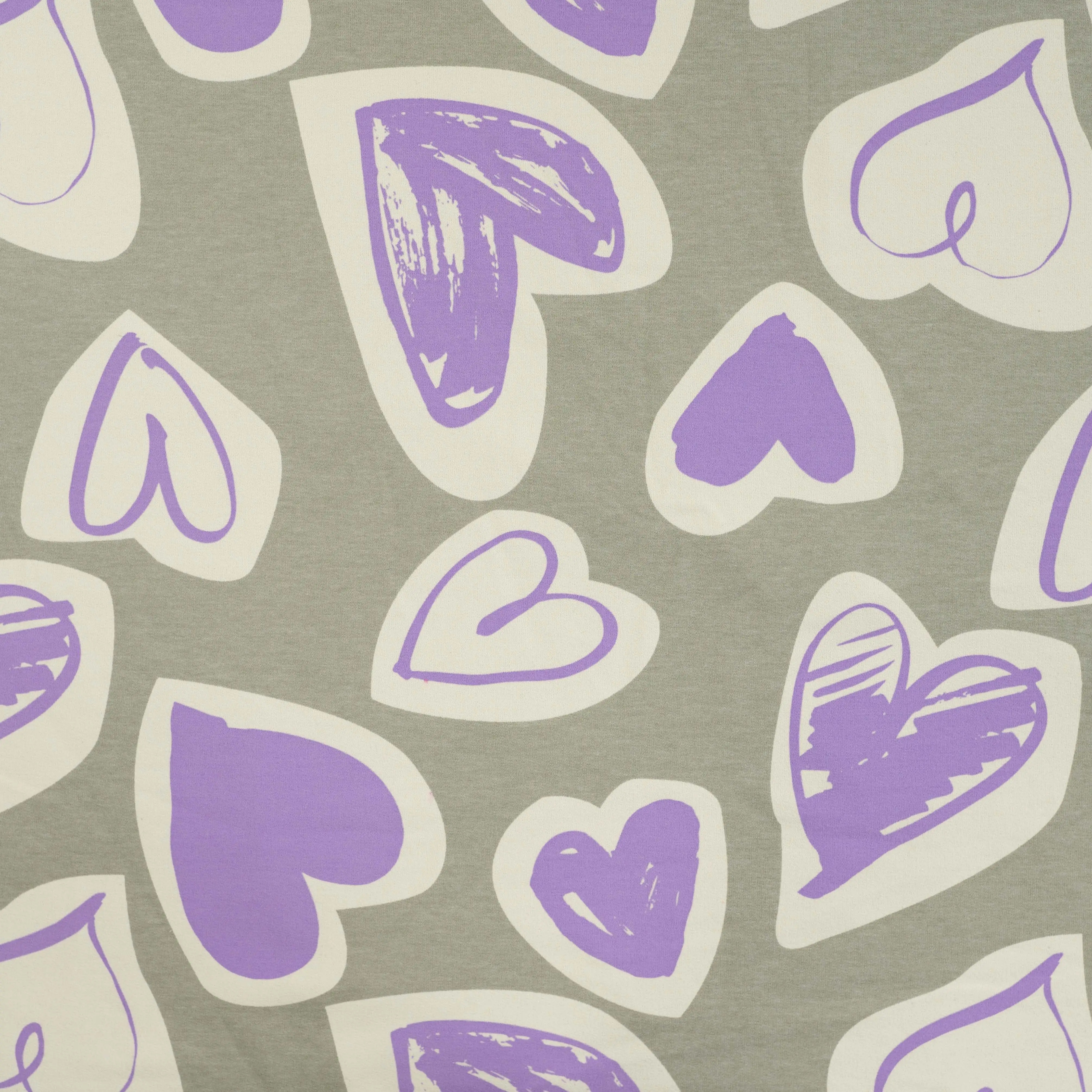 French Terry Sommersweat mit digitalgedruckten Herzen in Lila auf hellem Grund – 95% Baumwolle, 5% Elasthan, Öko-Tex Standard 100, weicher Kinderstoff für Hoodies und Kleider