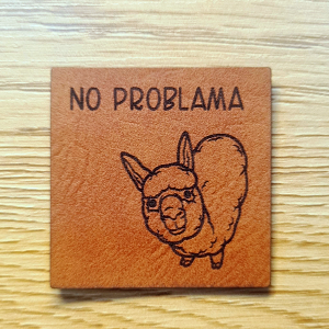 „NO PROBLAMA“ Nählabel 4×4 cm – vegan, handmade, Schnuckidu® Kunstleder Braun