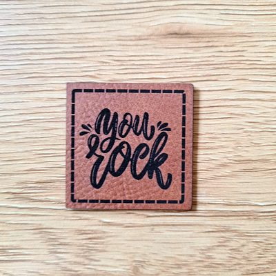 „You rock“ Nählabel 4×4 cm – vegan, handmade, Schnuckidu® Kunstleder Braun/Schwarz