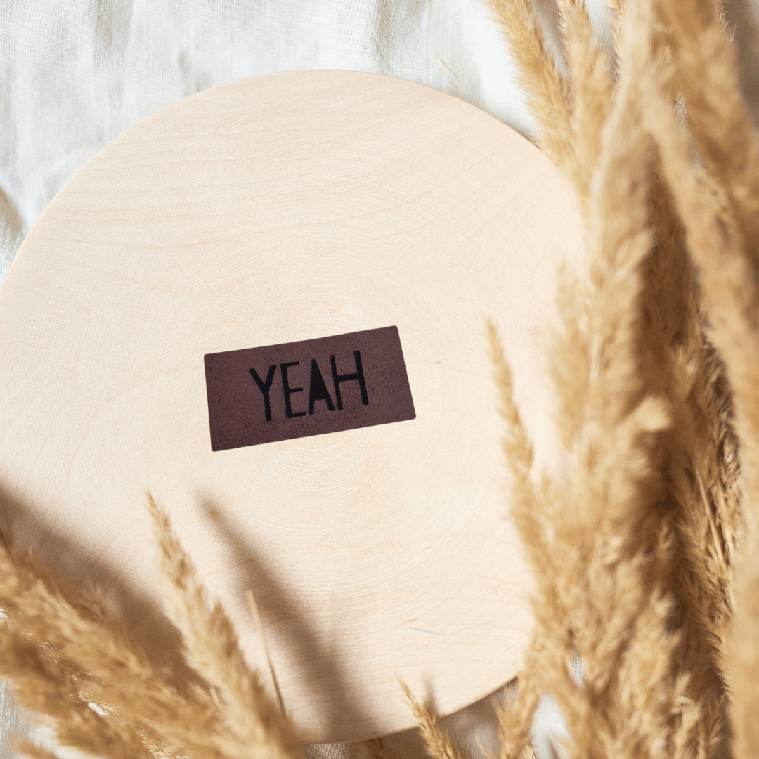 „Yeah“ Nählabel 2,4×5 cm – vegan, handmade, Schnuckidu® Kunstleder Braun/Schwarz