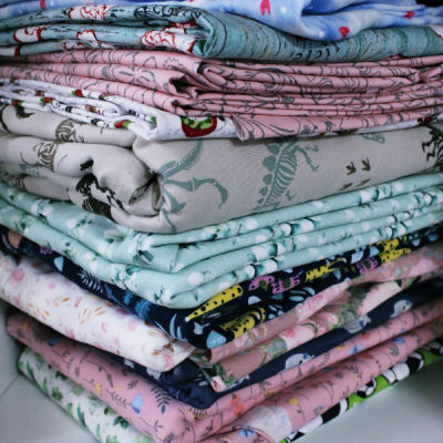 1kg bunt gemischtes Mini Stoffpaket mit hochwertigen Stoffresten wie Jersey, Sweat und Bündchen für Nähprojekte.