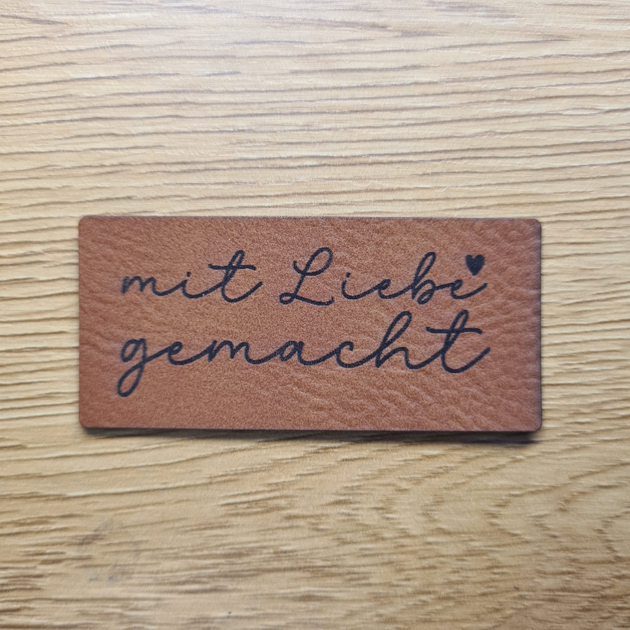 „Mit Liebe gemacht“ Nählabel 6x2,7 cm – vegan, handmade, Schnuckidu® Kunstleder Braun
