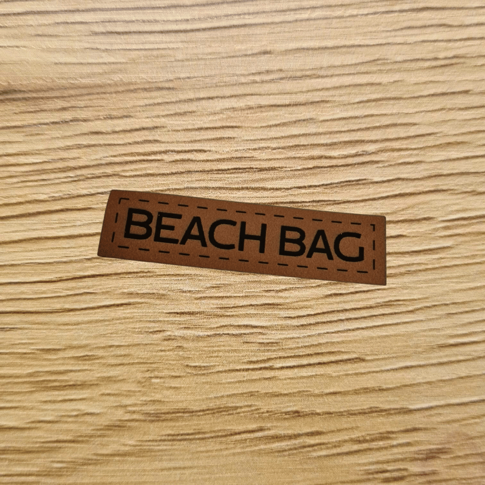 Braunes Kunstleder-Label „BEACH BAG“, 6,3 x 1,6 cm, exklusives Label für Strandtaschen und Sommer-Accessoires, vegan, laser-graviert bei Schnuckidu.