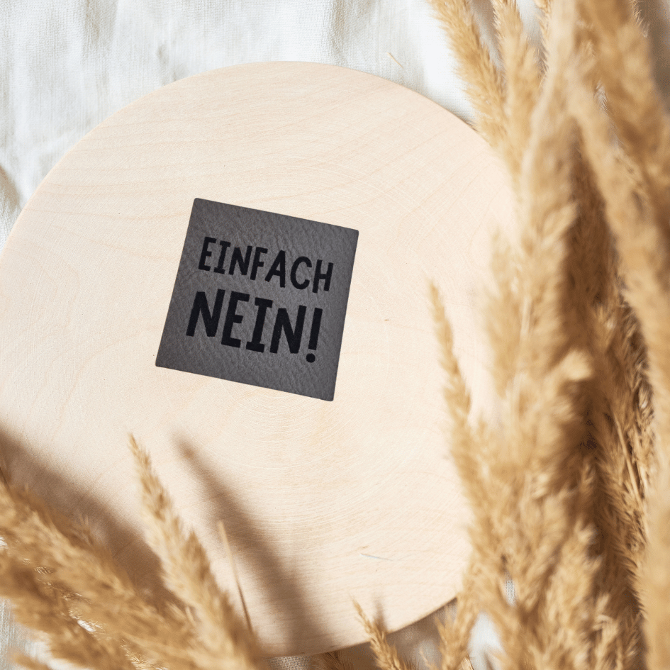 Graues Kunstleder-Label „Einfach Nein!“, 4 x 4 cm, humorvolles Statement-Patch, vegan, laser-graviert bei Schnuckidu