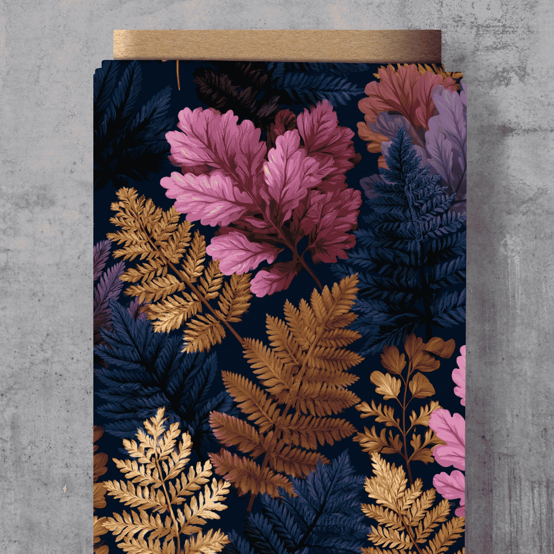 Wunderschönes Schnuckidu-Eigendesign „Colorful Autumn“ – filigrane Farne und Herbstblätter in warmem Senfgelb, Rosé, Violett und Dunkelblau auf tiefem Grund.