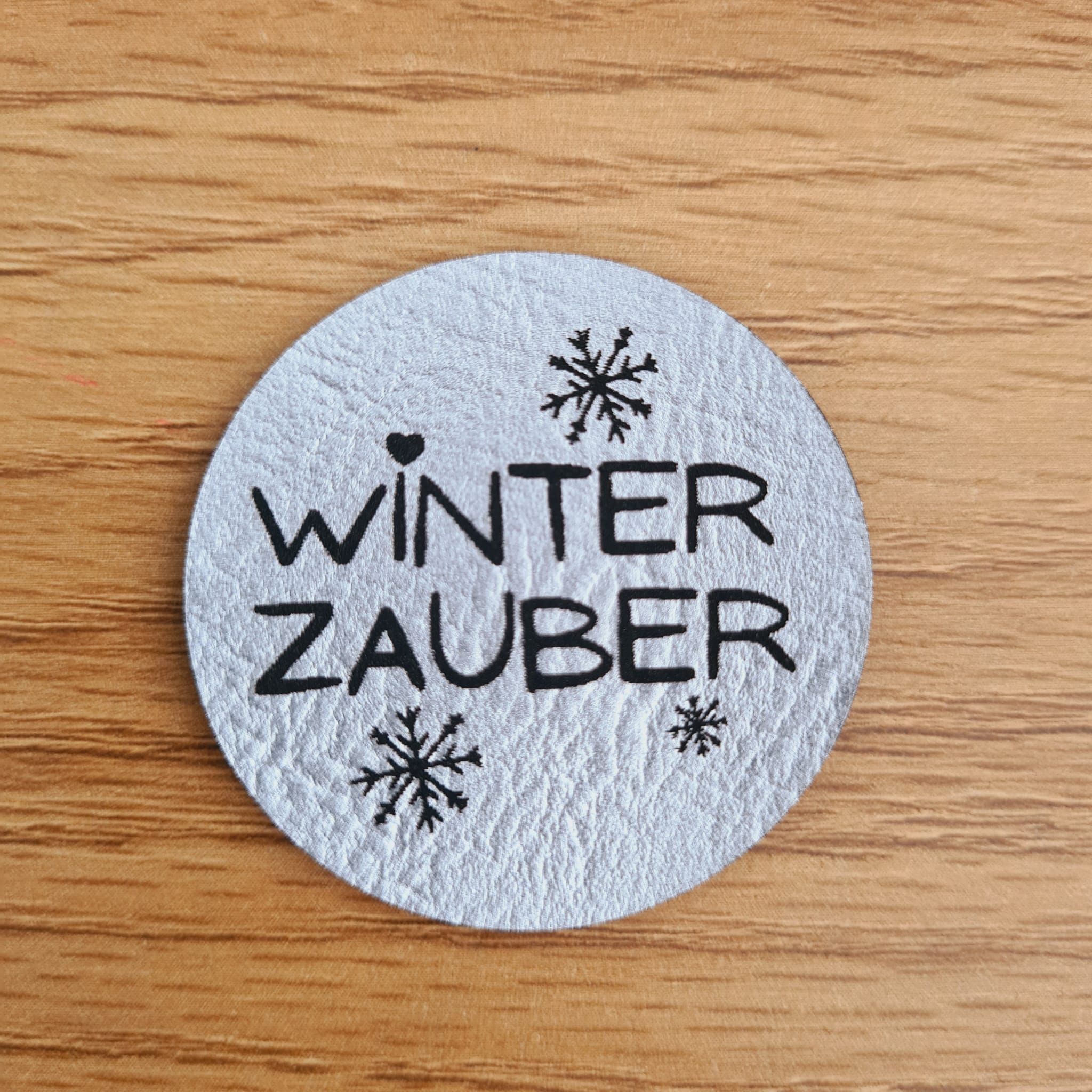 „Winterzauber“ Handmade-Label 4cm rund – vegan, handmade, Schnuckidu® Kunstleder in Silber glänzend