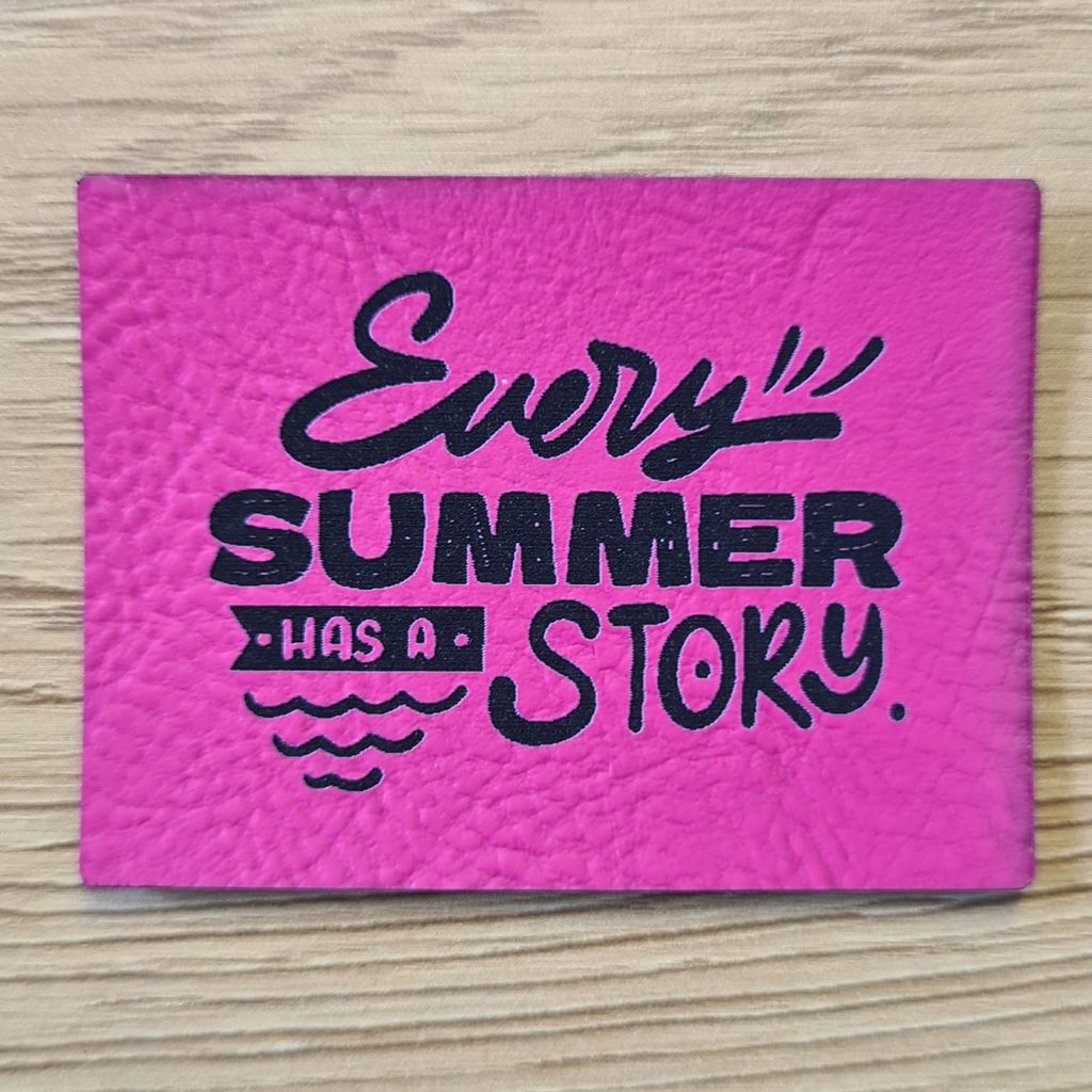 Rechteckiges pinkes Kunstleder-Label mit dem Spruch „Every Summer has a Story“, 5,3 x 4 cm, veganes Nählabel für Sommerkleidung und Strandtaschen, laser-graviert bei Schnuckidu
